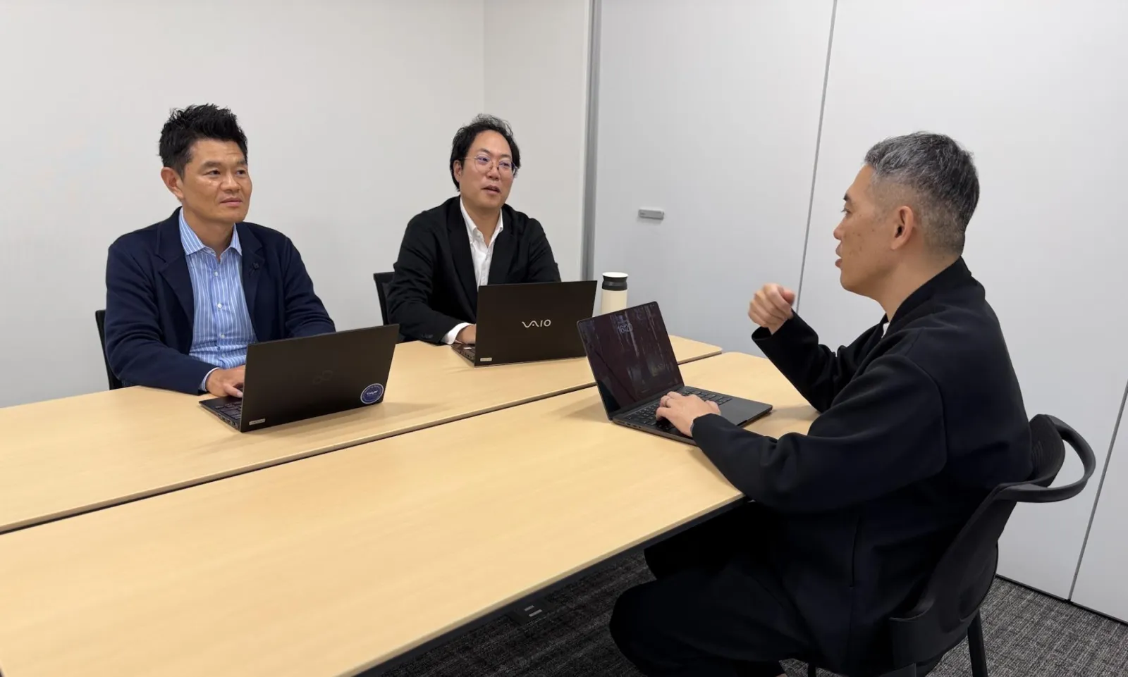 会議室でのインタビューの様子